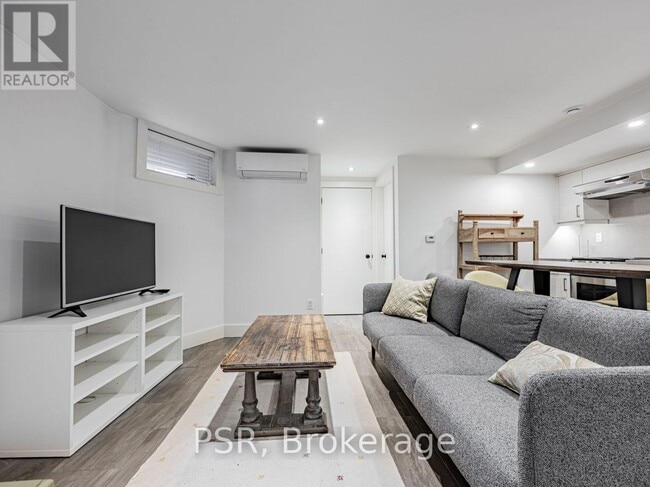 Photo - 71 Crawford St