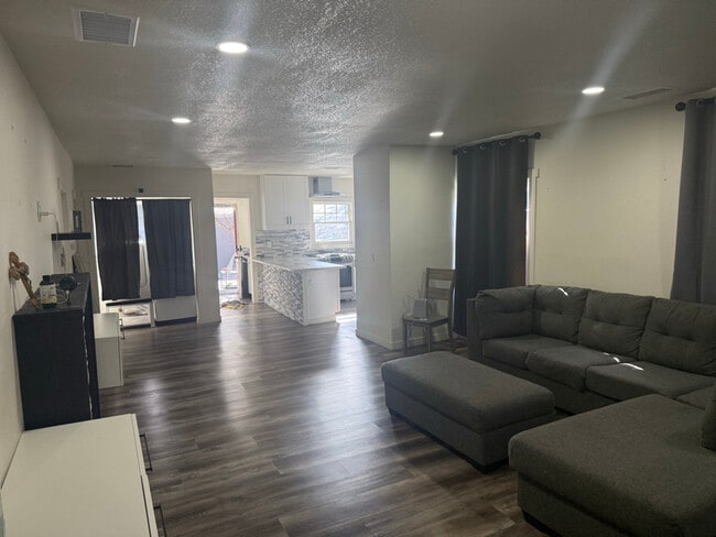 Photo - 1304 E 9th St