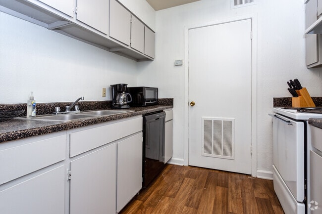 1BR,1BA-719SF - Riverdale