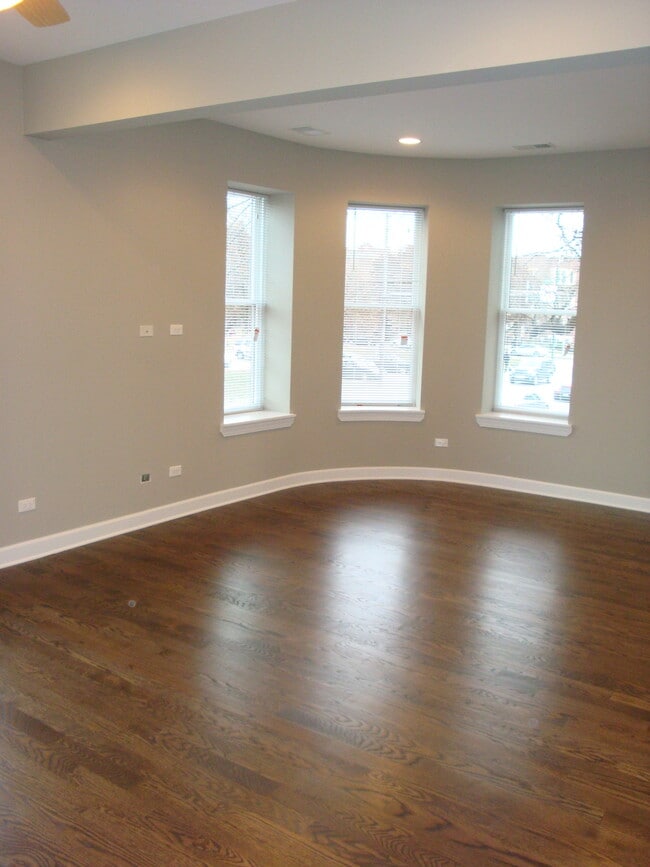 Living room - 2800 W Logan Blvd Unit 2