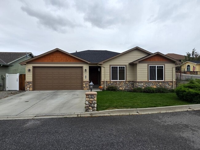 Building Photo - Beautiful Home available Now