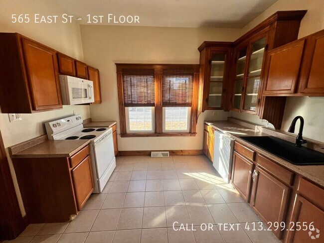 Building Photo - Stunning 3 Bedroom Unit 1st Floor Rental