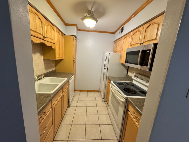 Photo - 6139 Knoll Wood Rd Unidad 6139 knollwood rd, willowbrook il