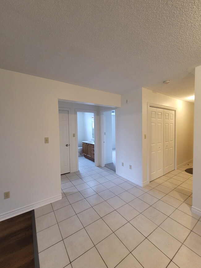 Building Photo - 385 Westwood Dr Unit 1