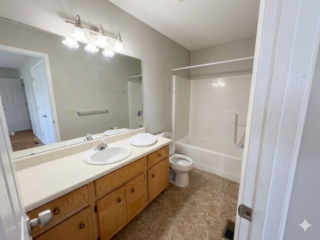 Photo - MOVE-IN SPECIAL: $500 OFF 1ST MONTH'S RENT!**