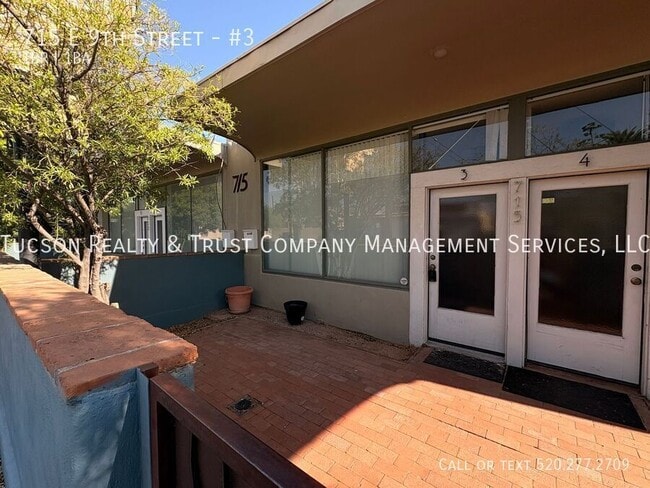 Building Photo - 715 E 9th St Unit #3