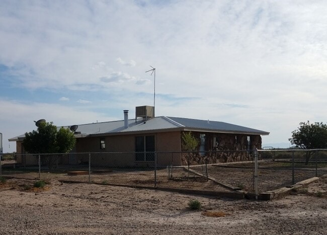 Building Photo - Country Home On 6 Acres