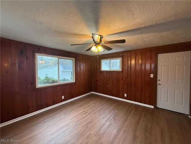 Photo - 1427 E 252nd St