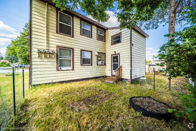 Building Photo - 725 2nd St Rental
