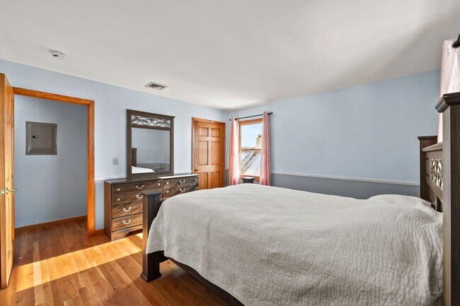 Photo - 391 Taylor Ave