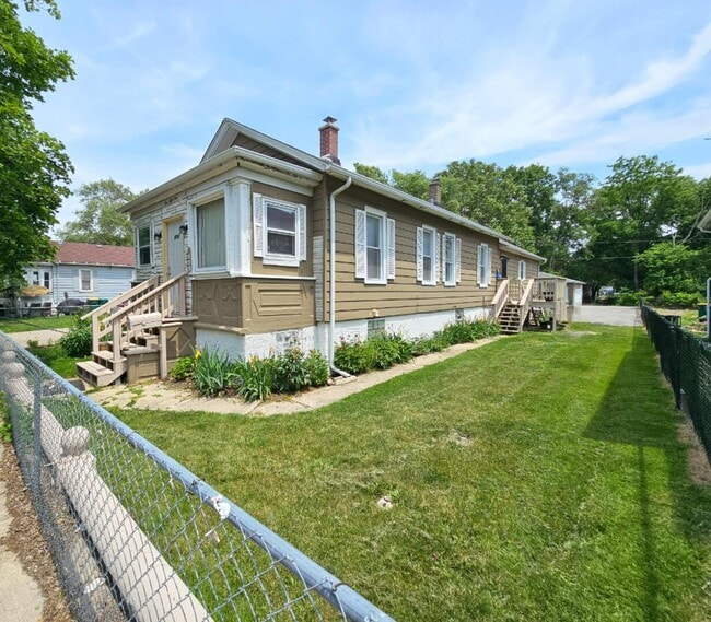 Building Photo - 454 S Des Plaines St