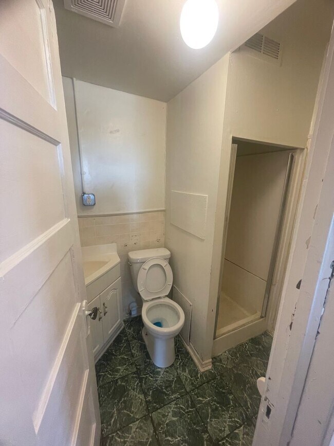 Photo - 609 Wellington Ct Unidad D5