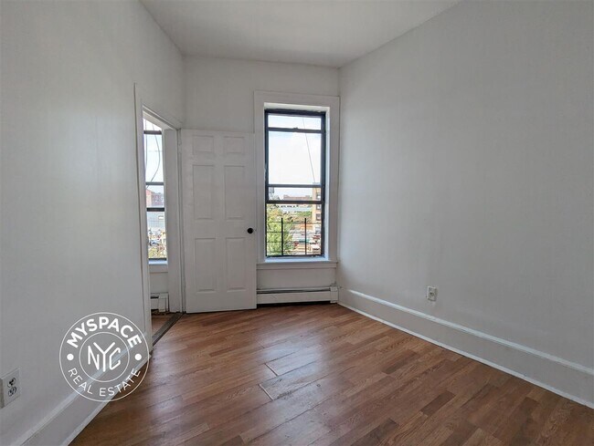 Photo - 942 Flushing Ave Unit 3r