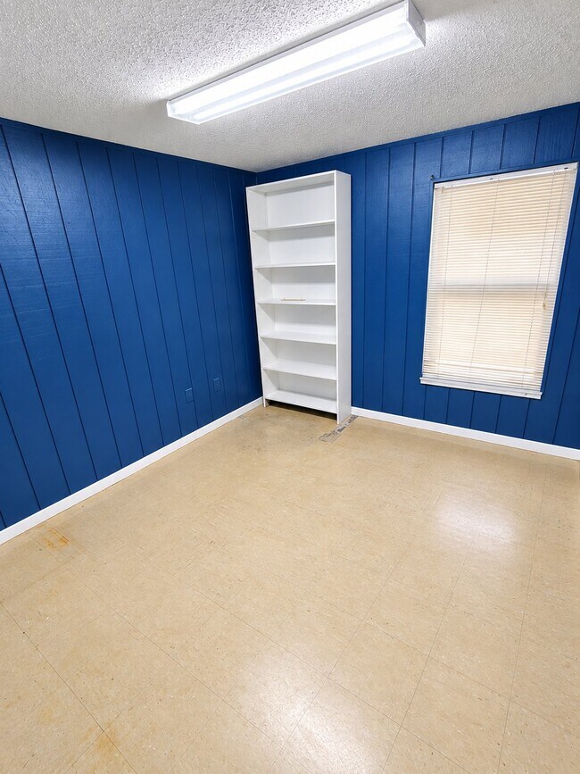 Photo - 105 W Calvin St