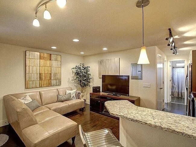 Building Photo - West Wash Park Condo | 1BD | In-Unit W/D | Parking Included