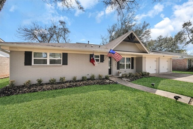 Photo - 143 Bluebonnet St