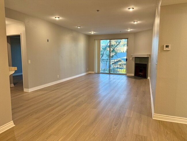 Building Photo - HUGE 2BD/2BA Bankers Hill Condo! ASSIGNED GARAGE PARKING! POOL!