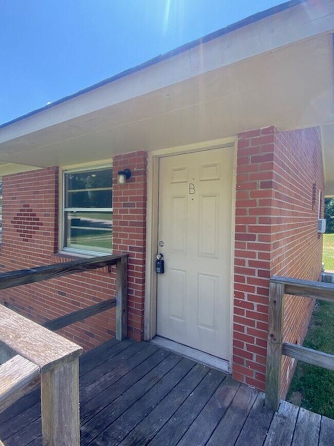 Building Photo - TN-114 Hadley Unit B