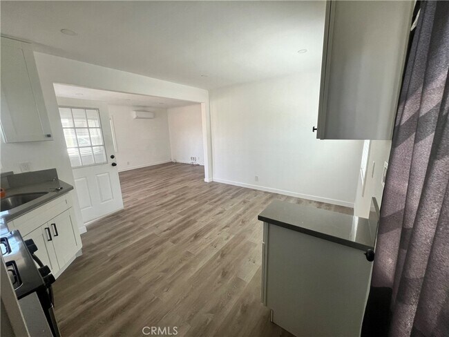 Photo - 434 E 57th St
