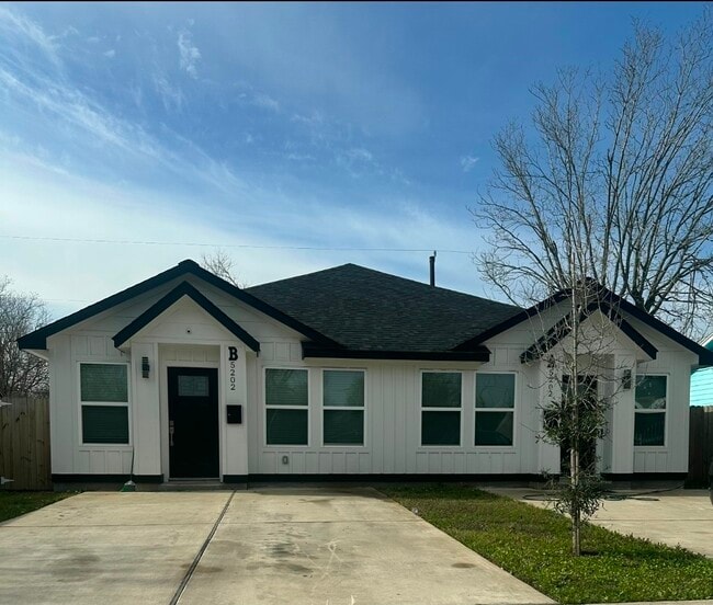 Building Photo - 5202 Northridge Dr