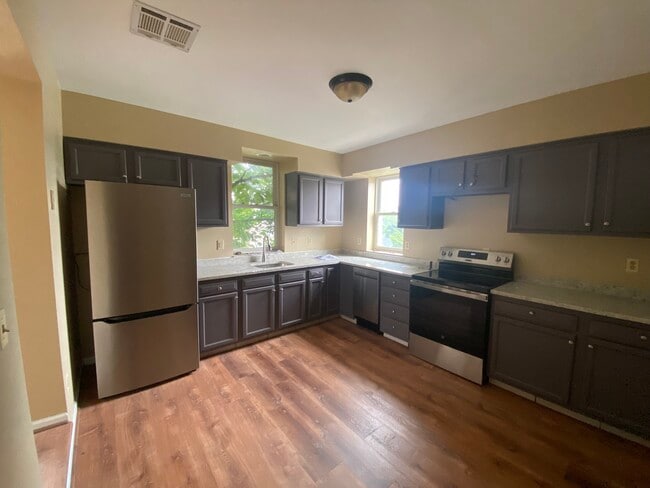 Building Photo - 1140 East Blvd Unit B