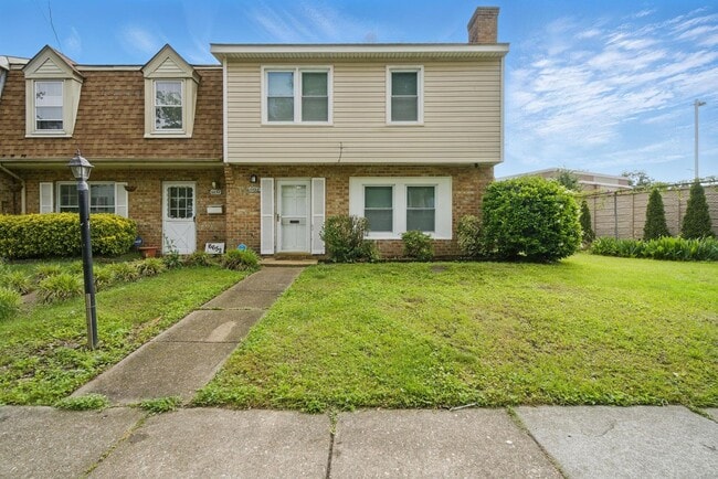 Mangold Real Estate - Conveniently Located... - Mangold Real Estate - Conveniently Located... Casa Adosada