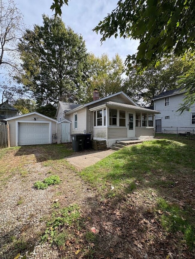 Building Photo - Two bedroom one bathroom home for rent