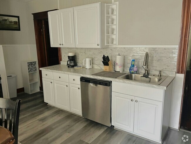Building Photo - 41 Burbank St Unit 2R Rental