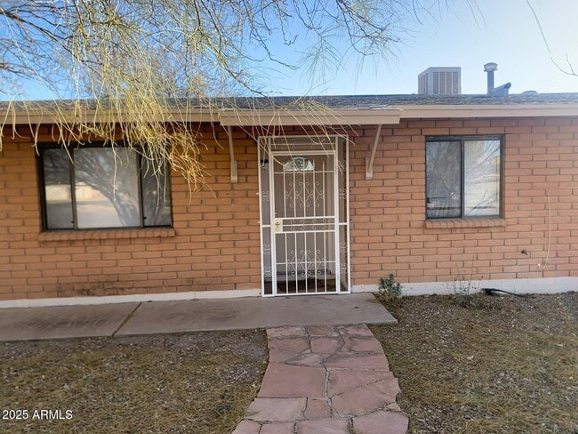 Building Photo - 2419 E 10th St Rental