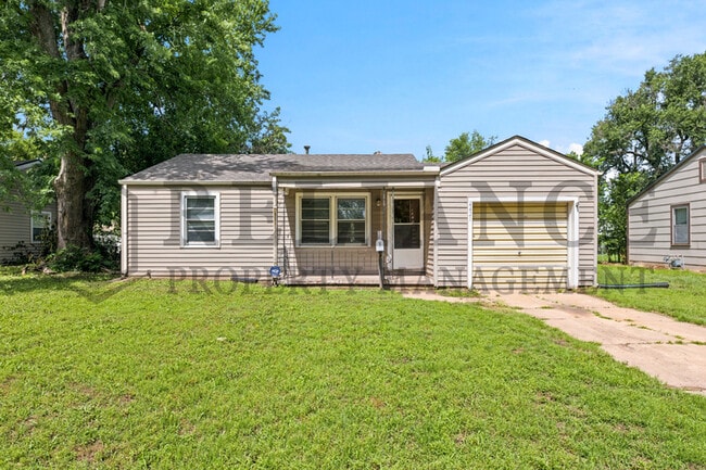 Building Photo - 4421 S Oak Ave