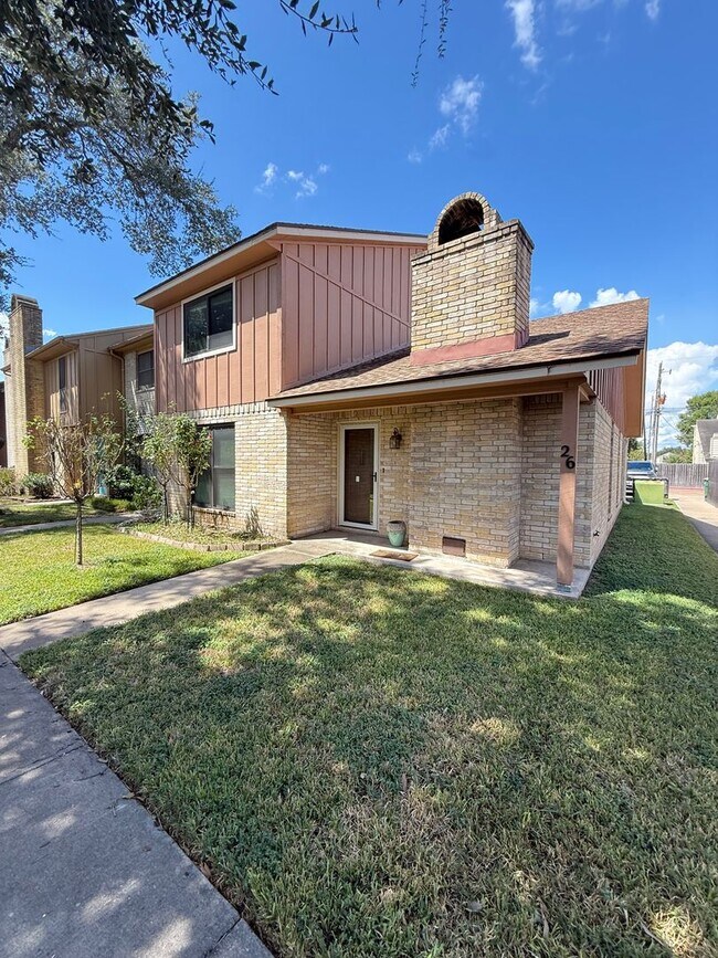 Building Photo - Spacious townhome in a private community