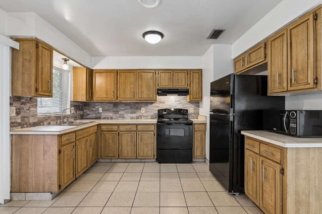 Charming 2-Bed Oasis on Providence Blvd – Cozy Living in Deltona!