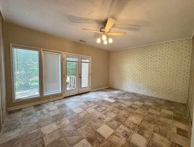 Building Photo - 107 Oak Tree Dr