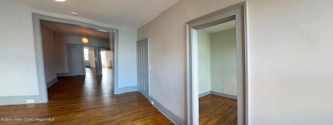 Building Photo - 527 Columbia St Rental