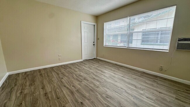 Photo - 719 SE 16th St Unit 5