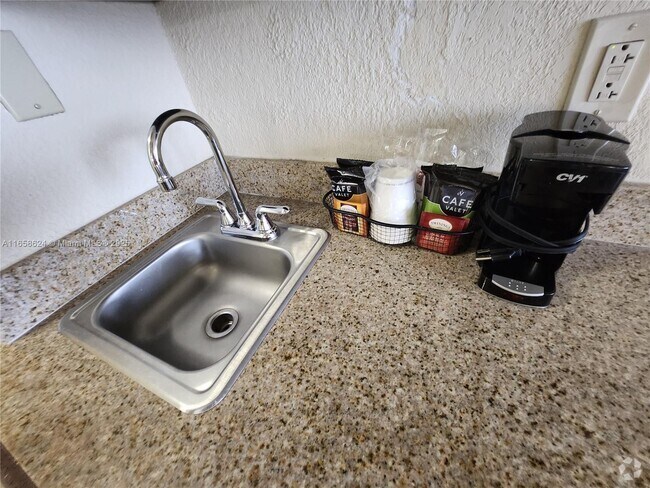 Building Photo - 19201 Collins Ave Unit 1041 Rental