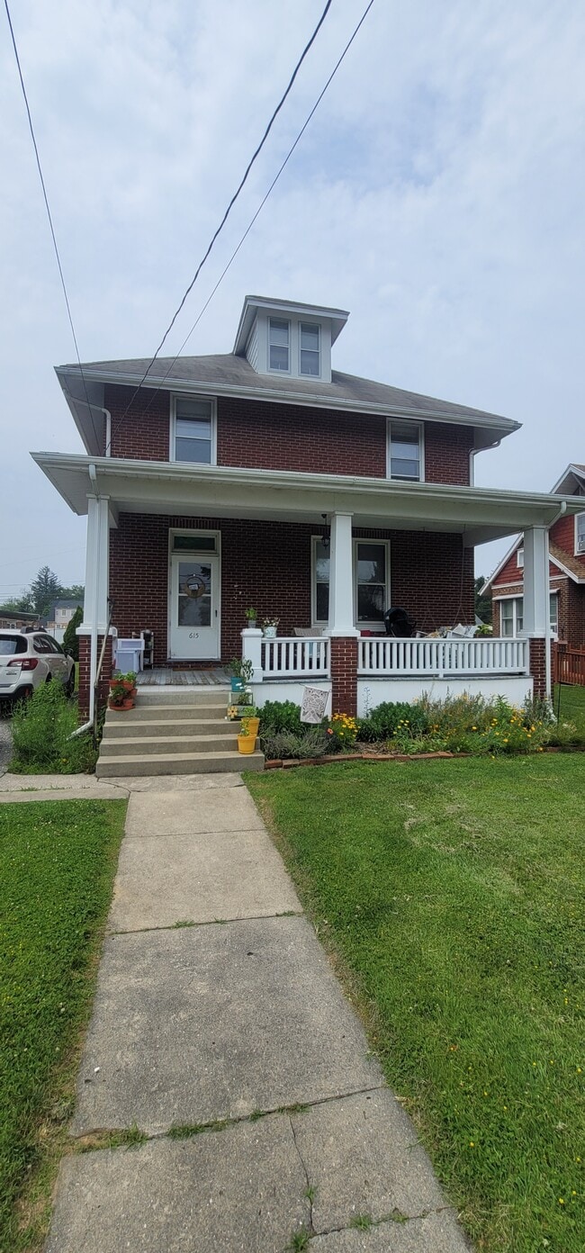 Photo - 615 16th St House