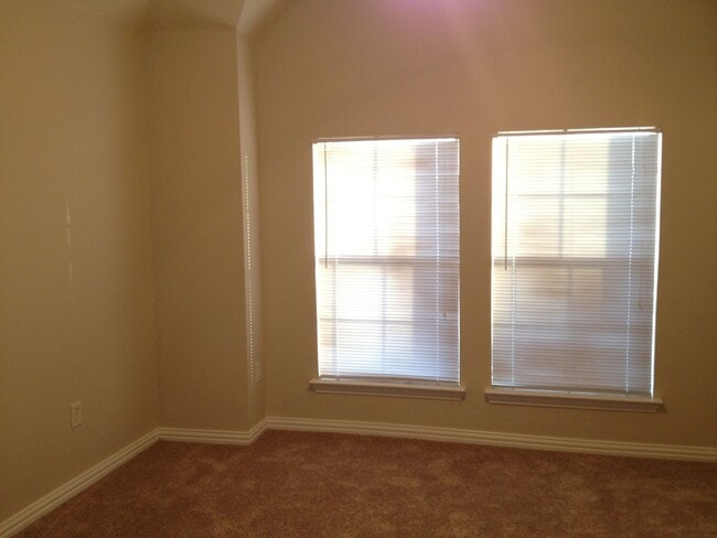 Building Photo - Beautiful Townhome Available for Pre-lease!