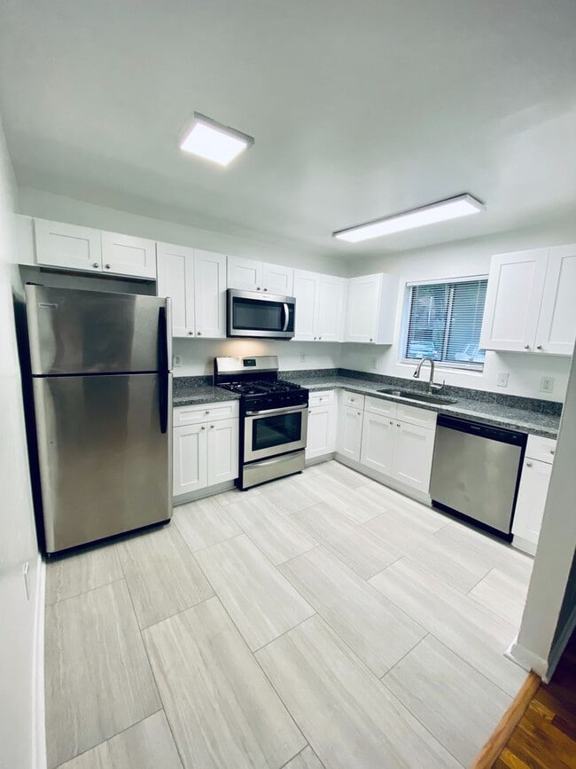 Photo - 1570 Memorial Drive