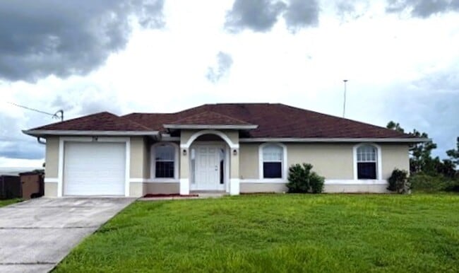 Building Photo - Spacious 3 Bed / 2 Bath Home in the Heart ...