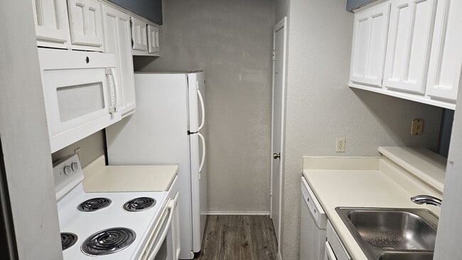 Kitchen - 1202 Thorpe Ln Unit 216