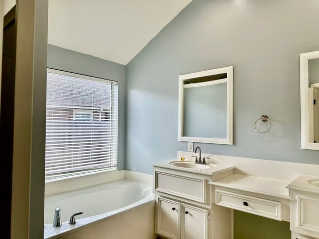 Building Photo - 3131 Valley Ct