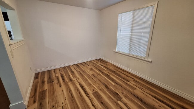Photo - 4 bed 1.5 bath home walking distance to Lo...
