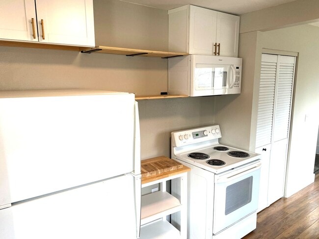 Photo - Charming West Side Bunglaow available now