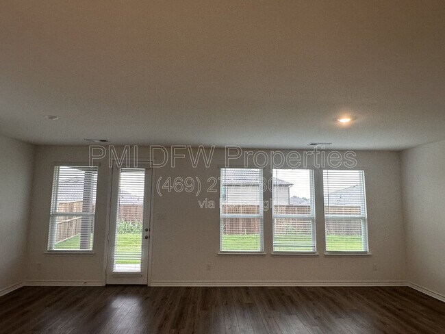 Photo - 663 Saxony Dr