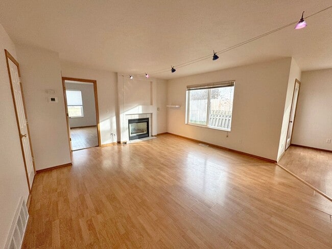 Building Photo - Three Bedroom Townhome with Creek in Backyard