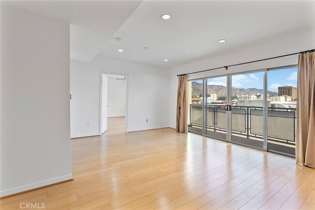 Building Photo - 159 W Green St