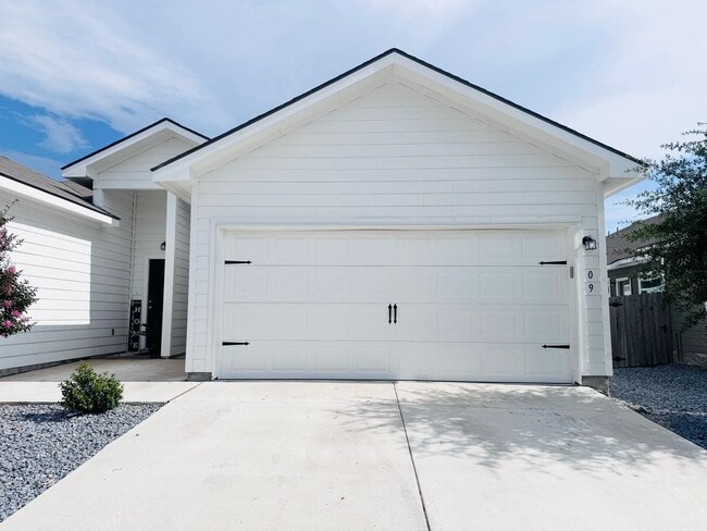 Building Photo - Luxury Duplex 3/2 in Seguin Navarro ISD Rental