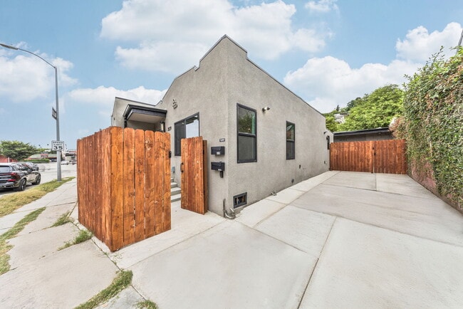 Building Photo - 3839 Fountain Ave
