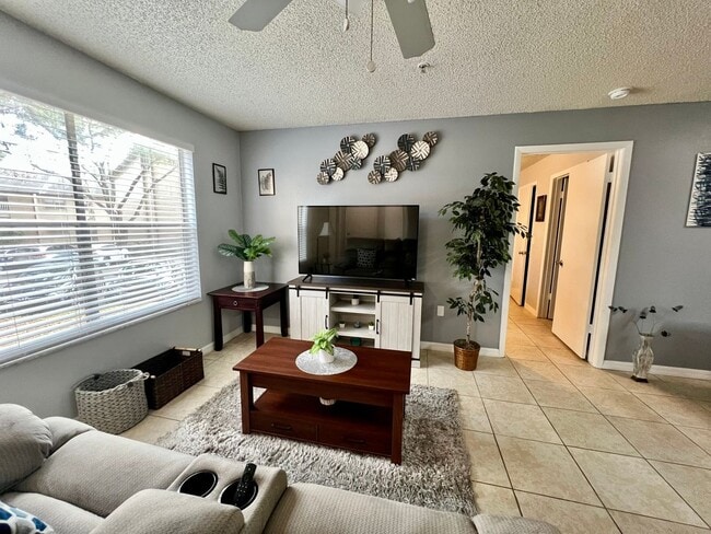 Photo - 976 Leeward Pl